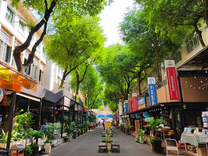 Đường Sách Nguyễn Văn Bình, nơi các cặp đôi có thể tìm thấy những cuốn sách yêu thích và trải nghiệm Valentine tri thức