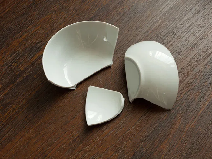 Các vật dụng dễ vỡ như bát đĩa cần cẩn thận vào ngày Rằm 15 để tránh điềm xui gia đạo