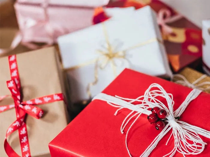Trẻ em trao đổi quà trong trò chơi Giáng sinh bí mật