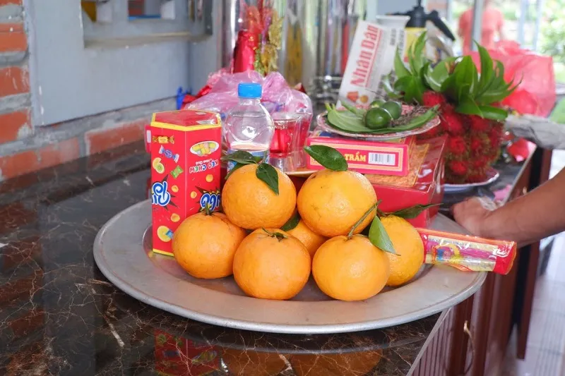 Mâm lễ vật trang trọng cúng gia tiên hoặc tại đền chùa, cầu nguyện cho kỳ thi đỗ đạt