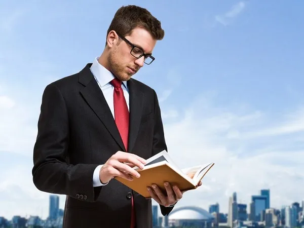 Sinh viên nhận bằng tốt nghiệp đại học, biểu tượng cho việc đạt được học vị