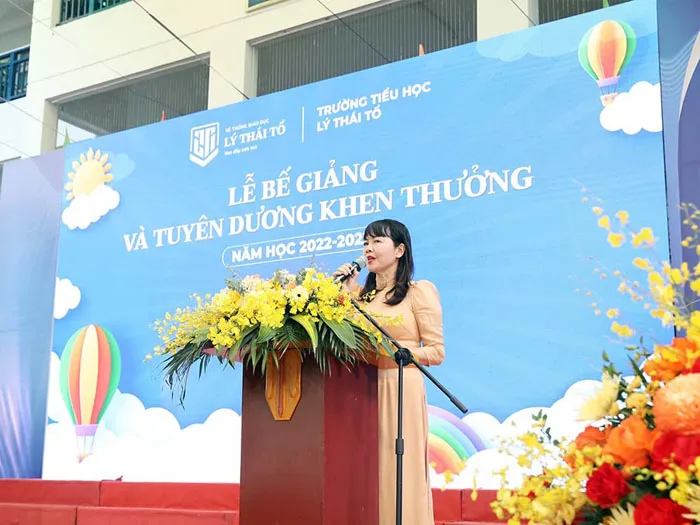 Hình ảnh lễ bế giảng tại một trường tiểu học với đông đảo học sinh và giáo viên