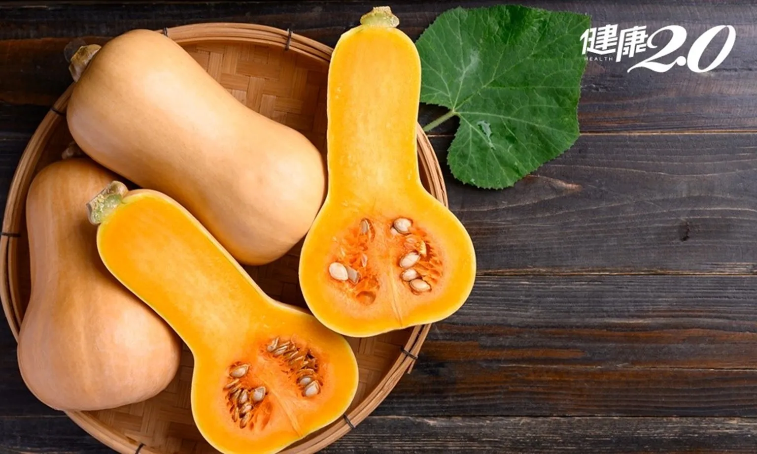 Một trái bí đỏ vàng cam tươi ngon, tượng trưng cho siêu thực phẩm giàu dinh dưỡng và chất chống oxy hóa.