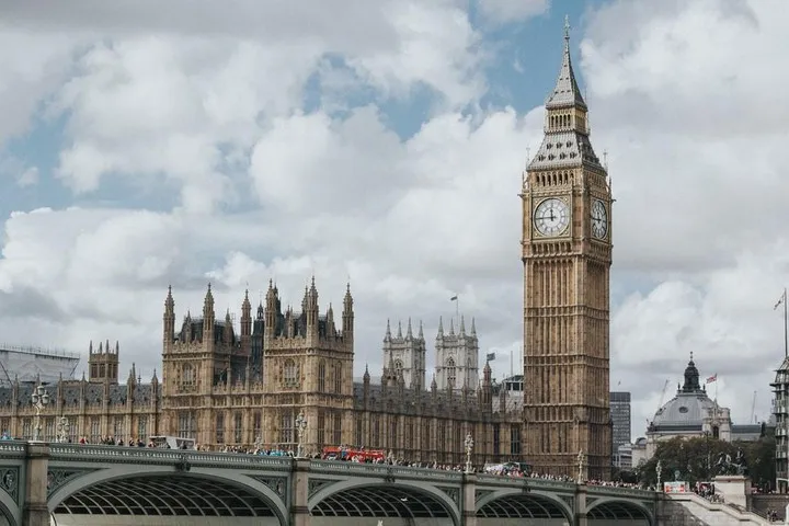 Tháp đồng hồ Big Ben sừng sững nhìn từ xa với kiến trúc Gothic đặc trưng