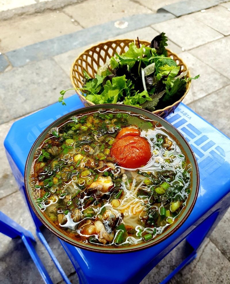 Bát bún ốc Giang Hà Nội, nổi tiếng với hương vị đặc trưng
