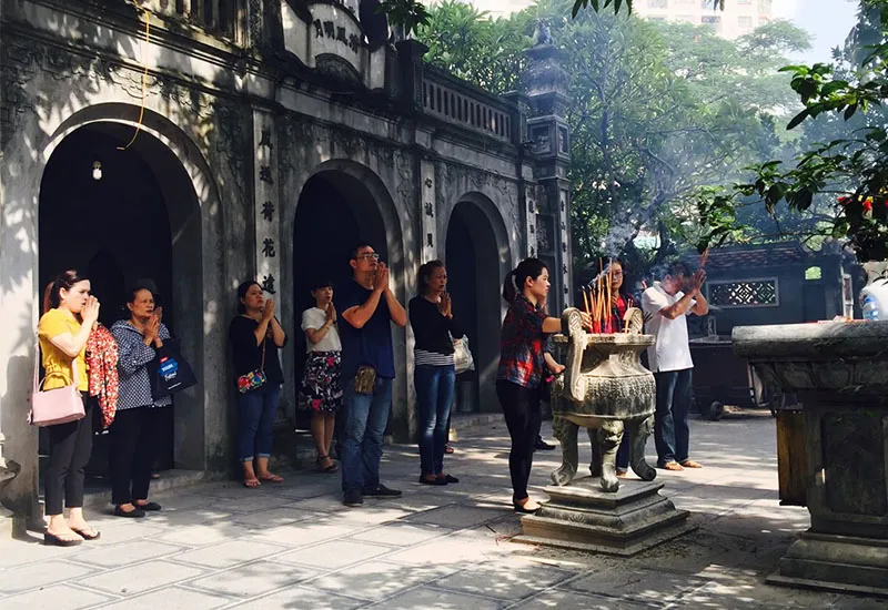 Phật tử thành tâm hành lễ tại chùa, thể hiện lòng thành kính trong nghi thức văn khấn đi chùa đầu năm.