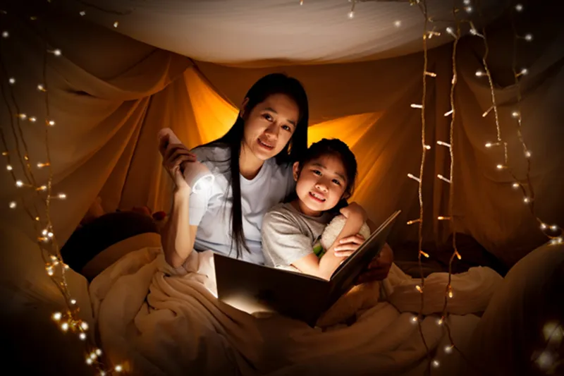 Cách giúp trẻ vượt qua nỗi sợ bóng tối: Cha mẹ và con đang tâm sự
