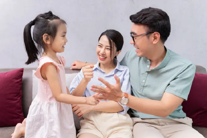 Người mẹ dịu dàng lắng nghe con trai đang kể chuyện, minh họa cách dạy trẻ biết lắng nghe hiệu quả.