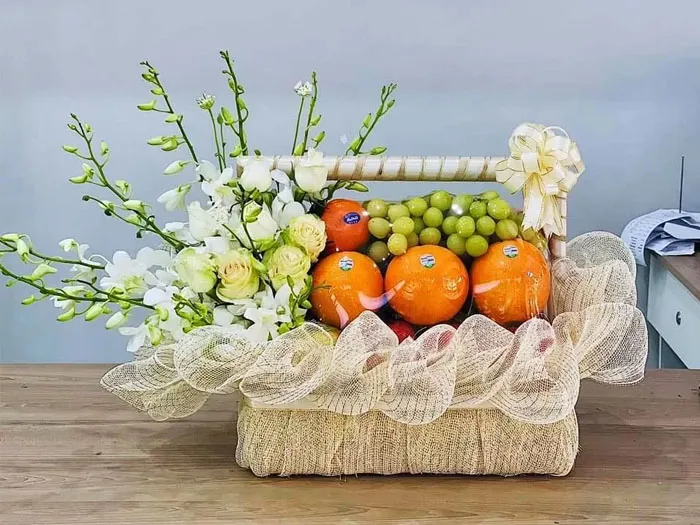 Gợi ý quà tặng là hoa và trái cây