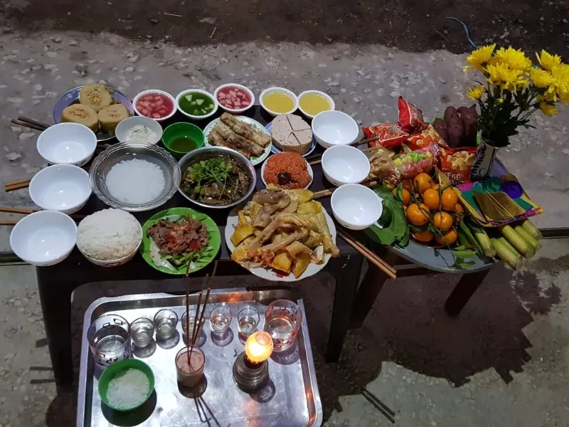 Người dân thực hiện nghi lễ cúng giao thừa, thể hiện lòng thành kính và nét đẹp tâm linh trong văn hóa Việt