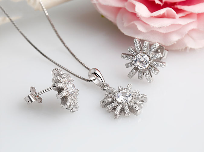 Quà tặng Valentine là bộ trang sức