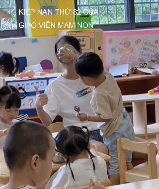 Một người đàn ông đang đối mặt với một tình huống trớ trêu, tượng trưng cho kiếp nạn thứ 82 trong cuộc sống thường nhật, được lan truyền trên mạng xã hội.