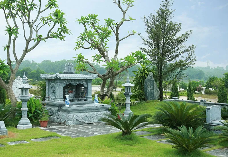 Gia đình đi lễ tạ mộ cuối năm