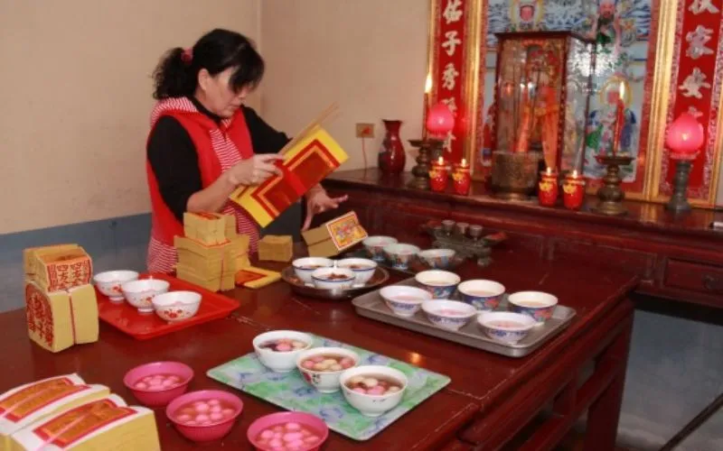 Mâm cúng Đông chí đầy đủ lễ vật trên bàn thờ gia tiên