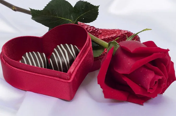 Một cô gái tặng socola cho chàng trai vào ngày Valentine Đỏ, thể hiện tình yêu đôi lứa