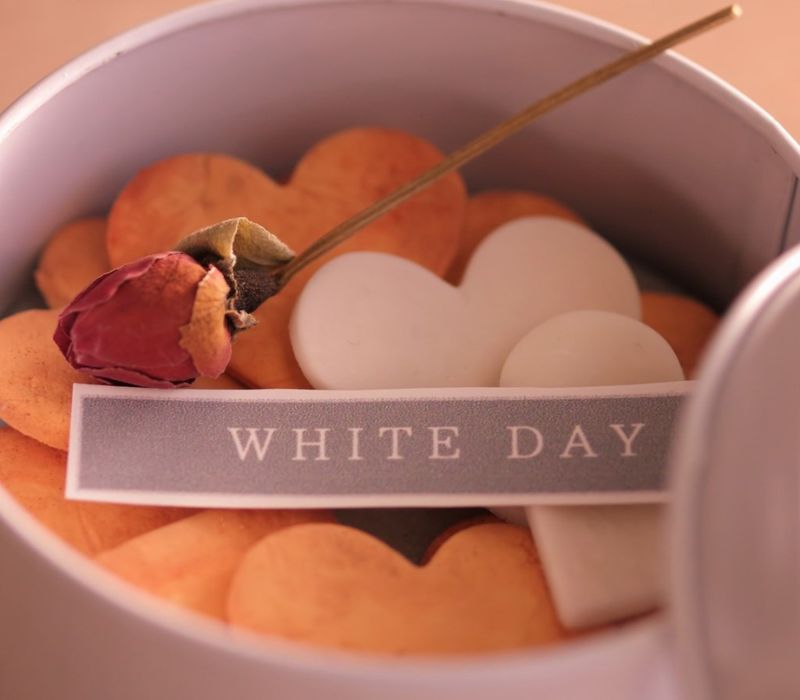 Cặp đôi tay trong tay hạnh phúc ngày Valentine Trắng 14/3
