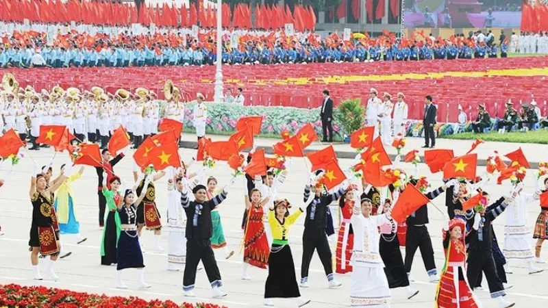 Người dân tham gia mít tinh tại Quảng trường Ba Đình