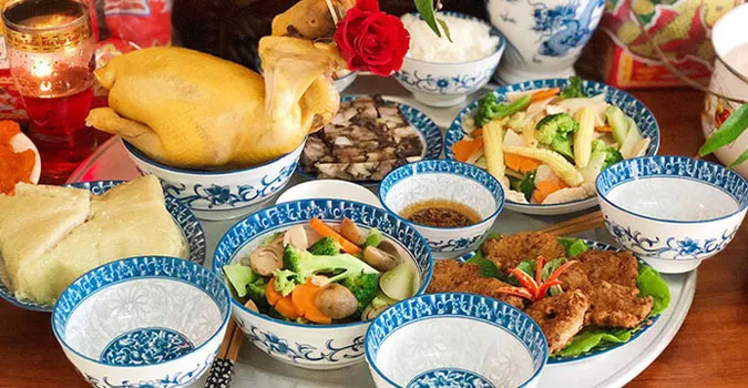 Mâm cúng Tất niên truyền thống với hương hoa, trái cây thể hiện nét đẹp văn hóa Việt Nam