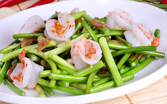 Ngồng tỏi xào tôm tươi ngon, hấp dẫn, chuẩn vị truyền thống.