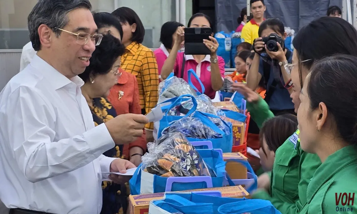 Ông Nguyễn Phước Lộc trao quà Tết cho nữ công nhân vệ sinh môi trường TPHCM