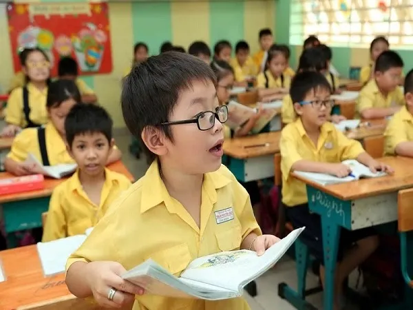 Học sinh các cấp học cùng nhau tham gia chương trình phổ cập giáo dục
