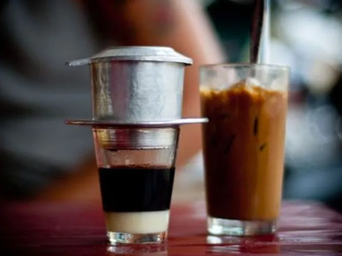 Hình ảnh mô tả triệu chứng đau đầu khi cai cafein, một dấu hiệu phổ biến của hội chứng cai cafein.