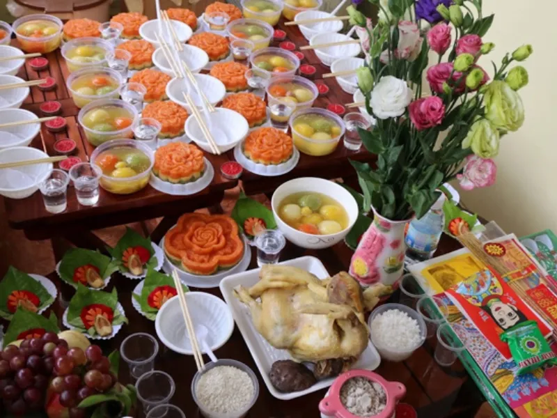 Bé 1 tuổi mừng cúng thôi nôi, thể hiện lòng biết ơn tổ tiên và Bà Mụ