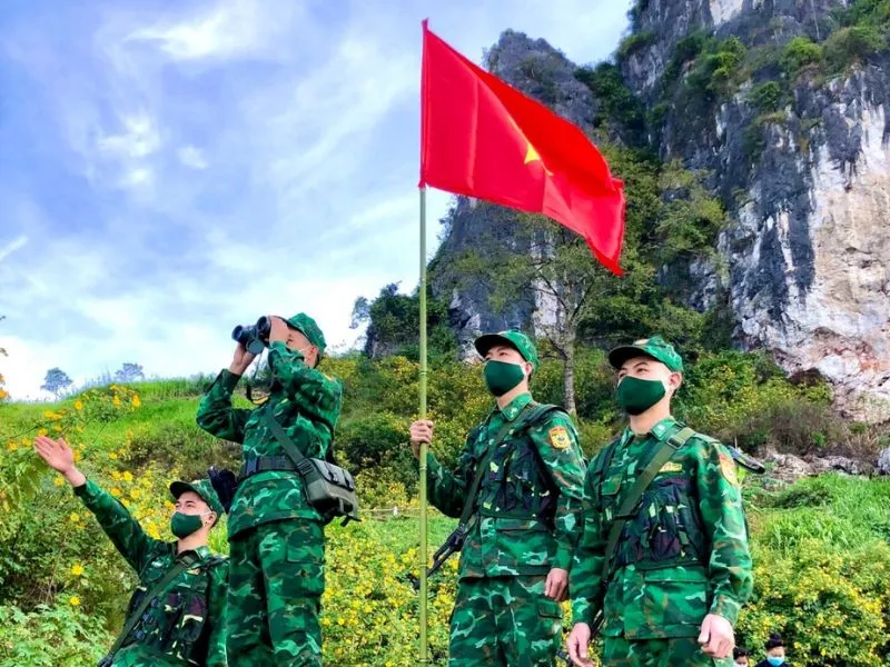 Hình ảnh chiến sĩ Bộ đội Biên phòng Việt Nam giao lưu với người dân tại khu vực biên giới, thể hiện tinh thần gắn bó quân dân trong Ngày Biên phòng toàn dân.