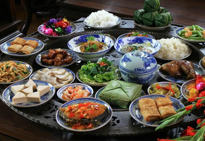 Mâm cỗ mặn cúng mùng 2 Tết với các món ăn truyền thống, thể hiện lòng thành kính của gia chủ