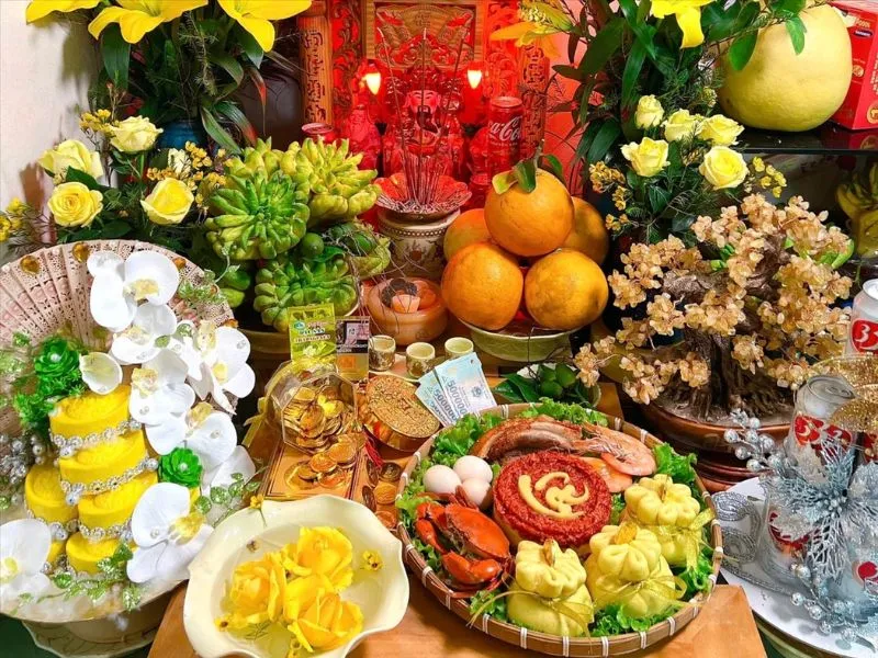 Nhiều gia đình sắm sửa lễ vật cúng Thần Tài để mong một năm lộc lá, tiền vàng rủng rỉnh