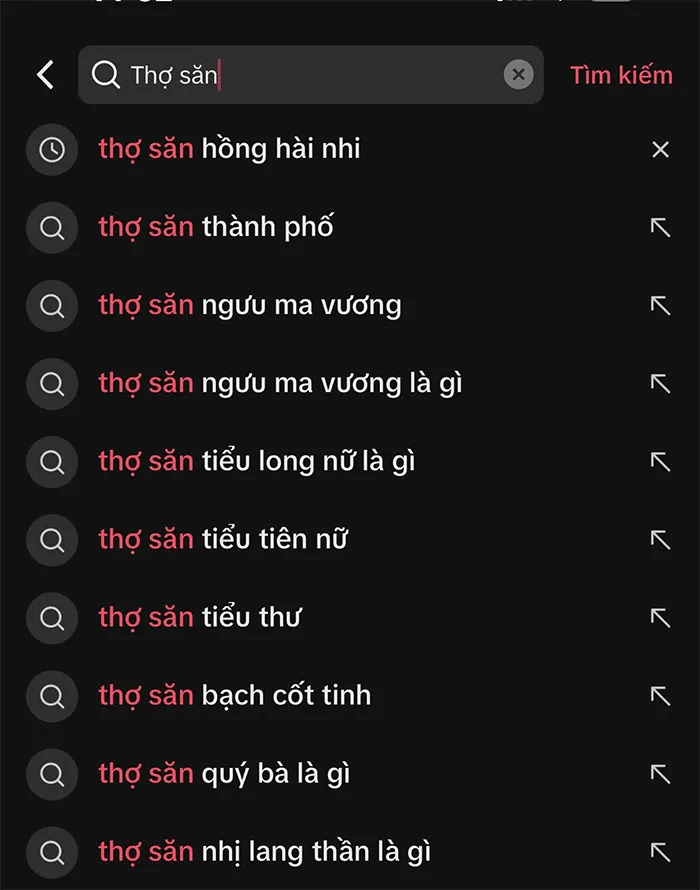 Người phụ nữ lớn tuổi đang cùng chàng trai trẻ tuổi hơn mình, phản ánh trào lưu "thợ săn Hồng Hài Nhi" đang gây sốt