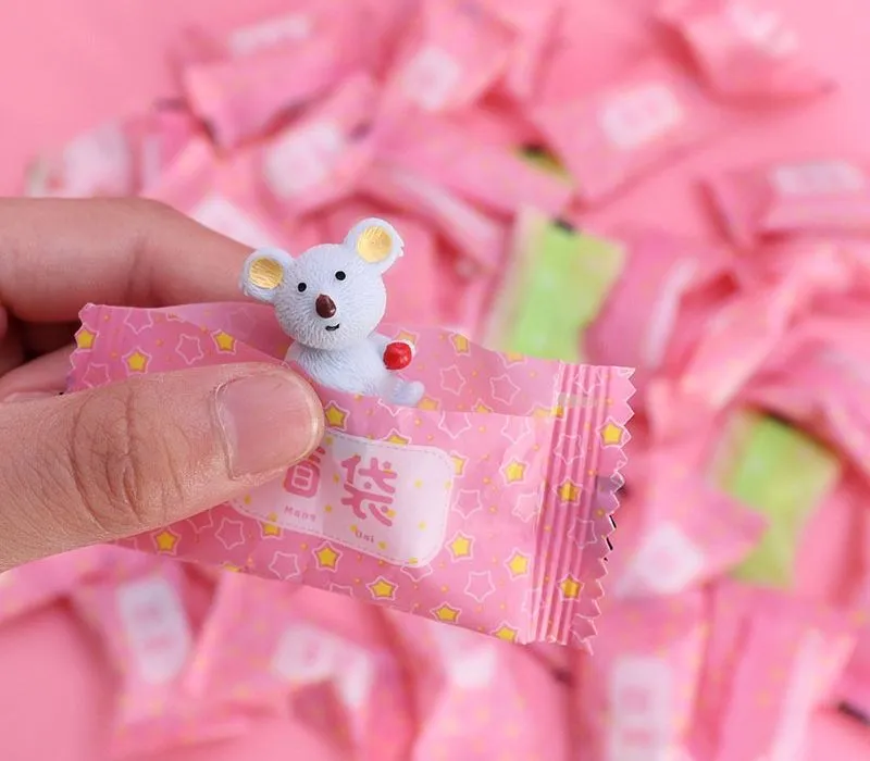 Hộp quà bí ẩn chứa đựng các vật phẩm độc đáo và ngẫu nhiên trong trào lưu túi mù