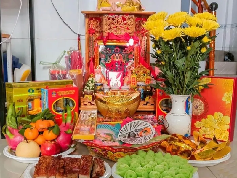 Thần Tài Thổ Địa hằng ngày trên bàn thờ gỗ, biểu tượng tín ngưỡng tài lộc.