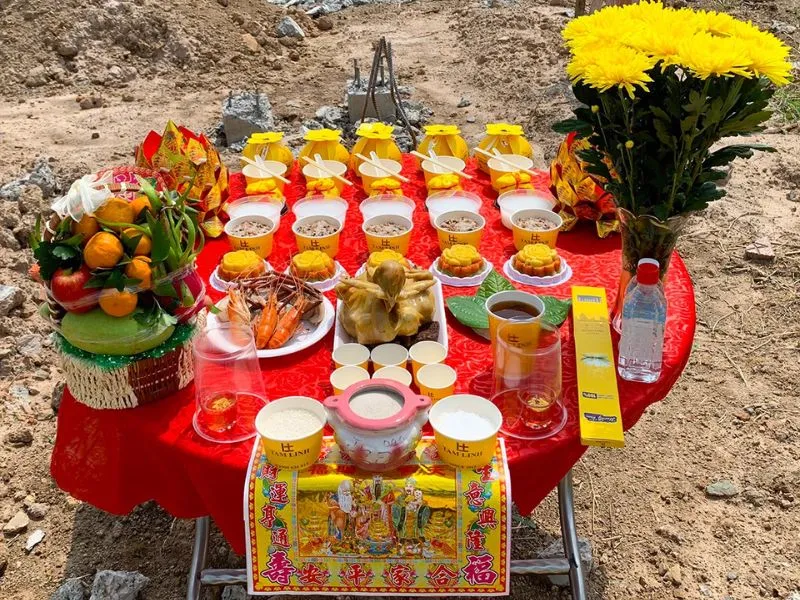 Mâm lễ vật cúng động thổ chuẩn bị trang trọng, đầy đủ theo phong tục truyền thống của người Việt, thể hiện lòng thành kính với các vị thần linh