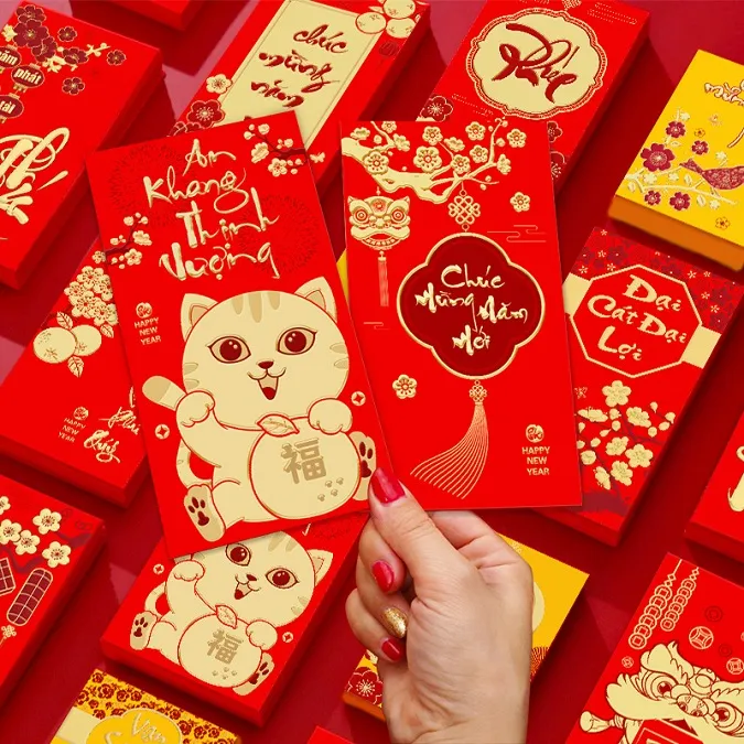 Gia đình sum vầy ngày Tết, trao lì xì may mắn cho trẻ nhỏ