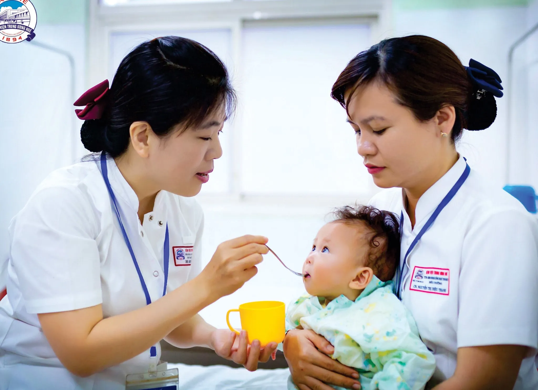 Một nhóm người dân tham gia hoạt động y tế cộng đồng, minh họa tầm quan trọng của chăm sóc sức khỏe toàn diện.