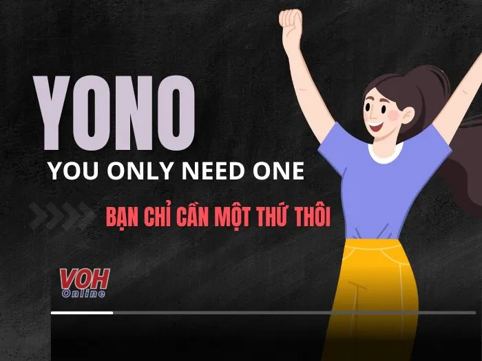 Một người trẻ đang mỉm cười, thể hiện niềm vui khi áp dụng lối sống YONO và quản lý tài chính hiệu quả