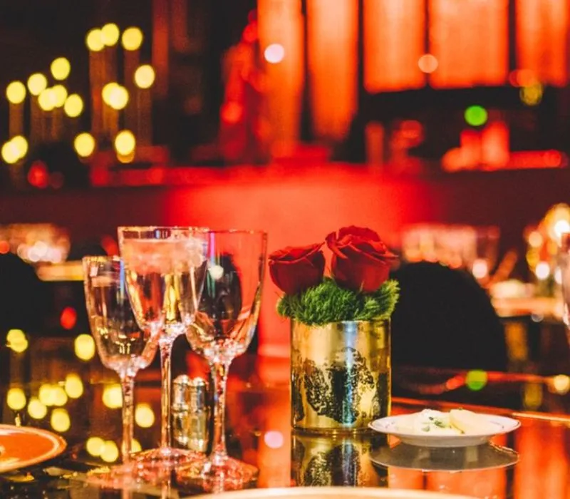 Bức ảnh minh họa không khí sôi động của Year End Party, một sự kiện quan trọng diễn ra cuối năm, thể hiện ý nghĩa gắn kết và tổng kết thành tựu.