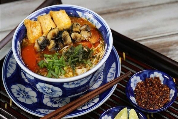 Bún ốc Hà Nội truyền thống với nước dùng chua thanh