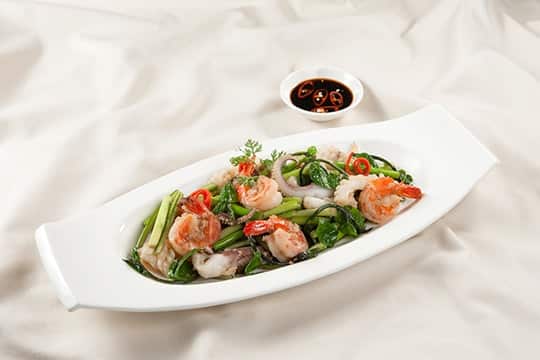 Dĩa ngồng tỏi xào hải sản tổng hợp bắt mắt, thơm lừng.