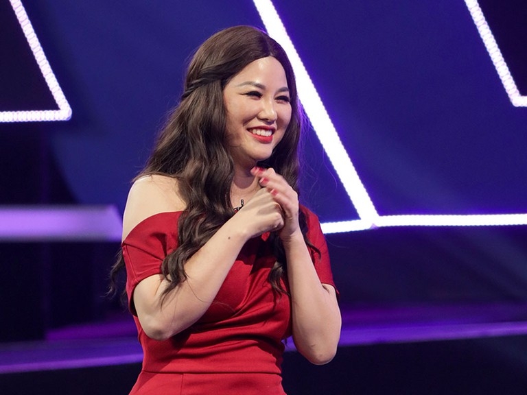 Michiyo Phạm Ngà đầy thần thái trong một buổi biểu diễn múa