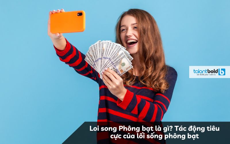 Người phụ nữ trẻ đang selfie trong một không gian sang trọng, thể hiện lối sống phông bạt trên mạng xã hội