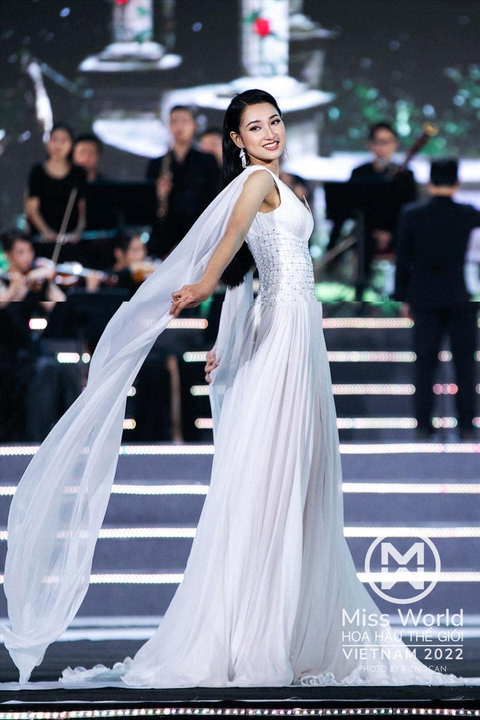 Nguyễn Thị Phượng tự tin trình diễn và khoe dáng tại Miss World Vietnam