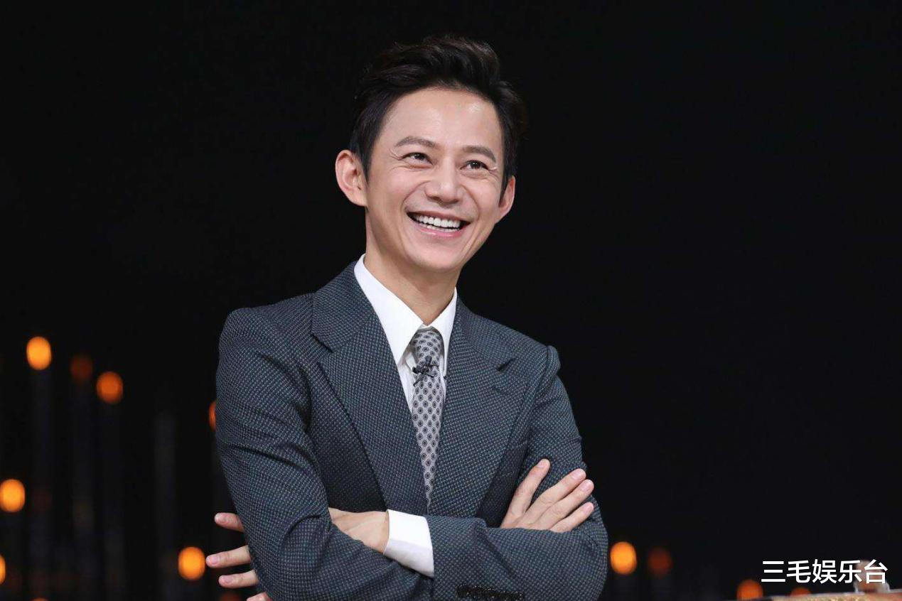 MC Hà Cảnh trên sân khấu Happy Camp với nụ cười rạng rỡ