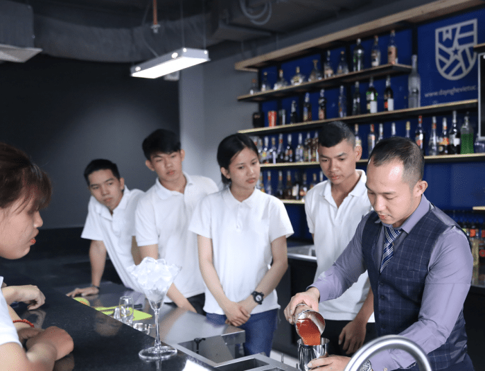 Tách cà phê với nghệ thuật latte art tinh tế, biểu tượng của barista chuyên nghiệp
