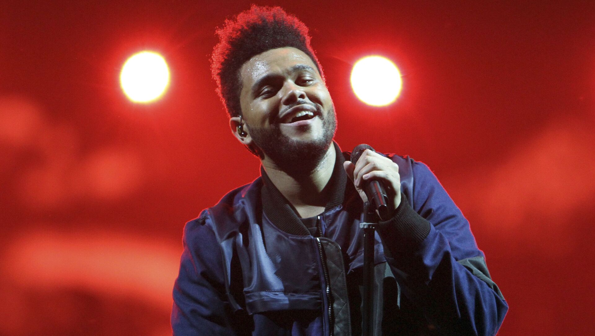 The Weeknd cùng với Angelina Jolie tại nhà hàng