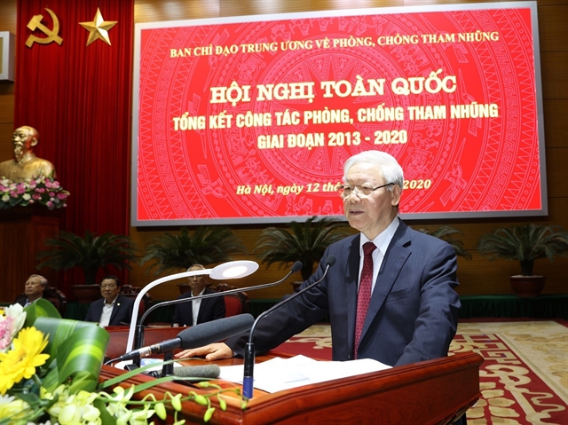 Người dân cầm tờ tiền đô la Mỹ mệnh giá 100 USD, thể hiện giao dịch và sức mua của Mỹ kim