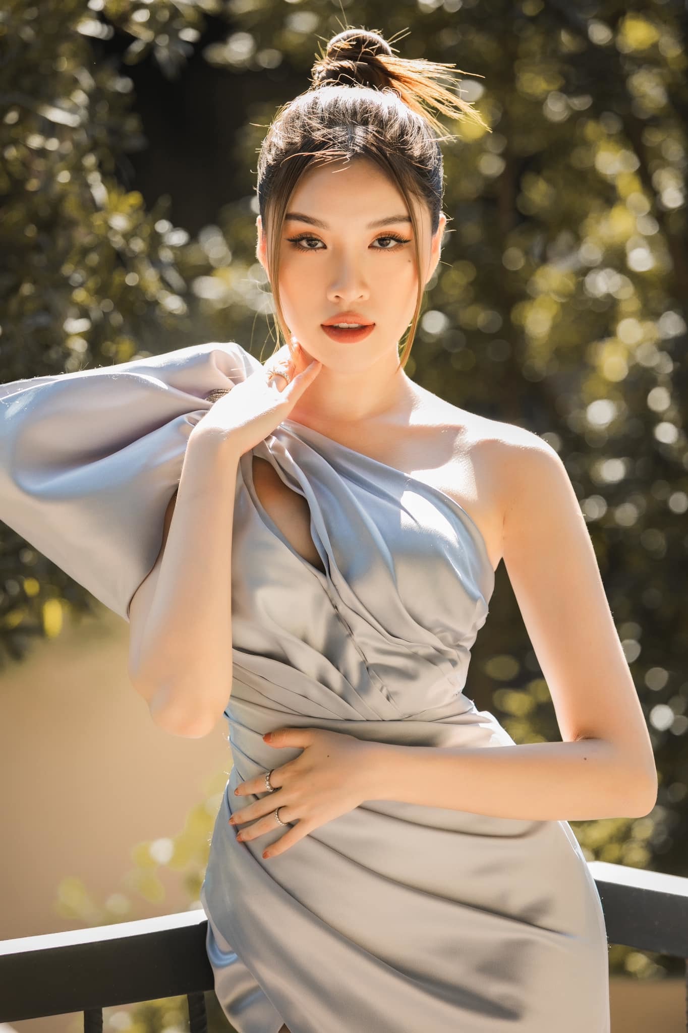 MC Thanh Thanh Huyền trình diễn trên sân khấu trong một sự kiện quan trọng
