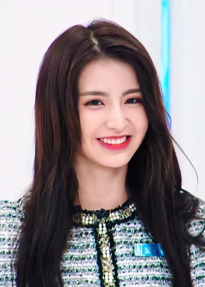Kim Tử Hàm với vẻ đẹp tự nhiên và khí chất idol
