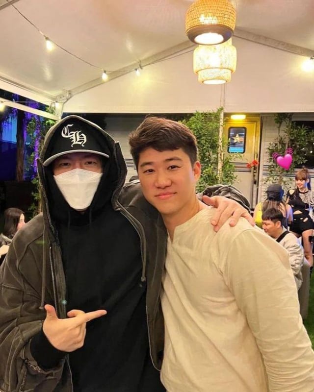 Teddy Park bên cạnh Lisa (BLACKPINK) trong phòng thu, hình ảnh biểu tượng của sự hợp tác âm nhạc thành công